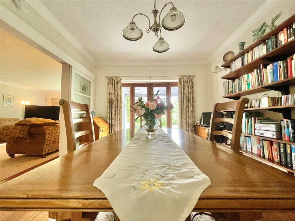 Dining room 4.jpg