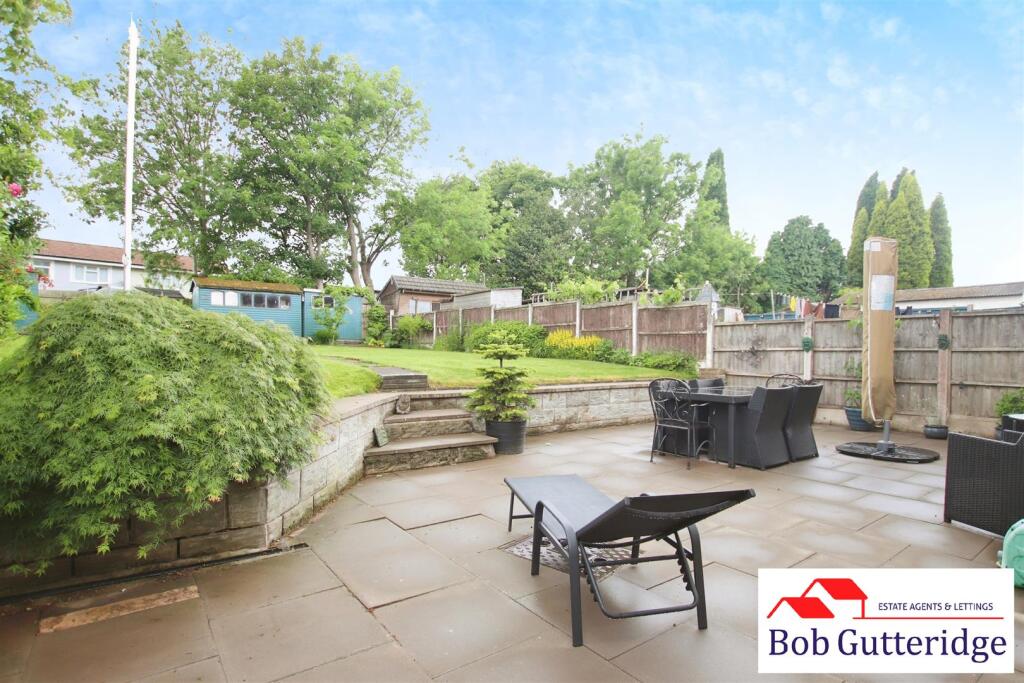 ENCLOSED REAR GARDEN