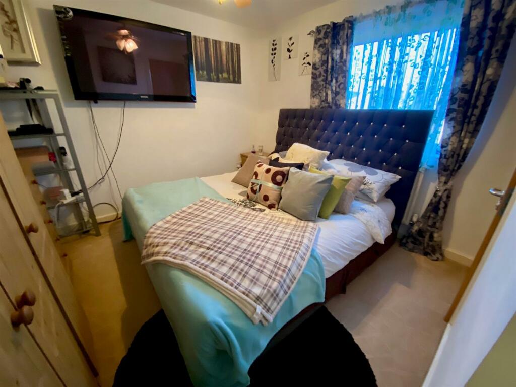 bed 1.jpg