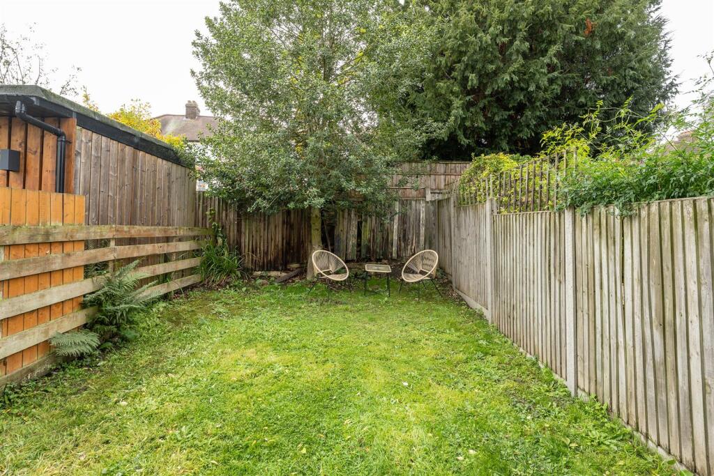 Onslow Gardens, E18