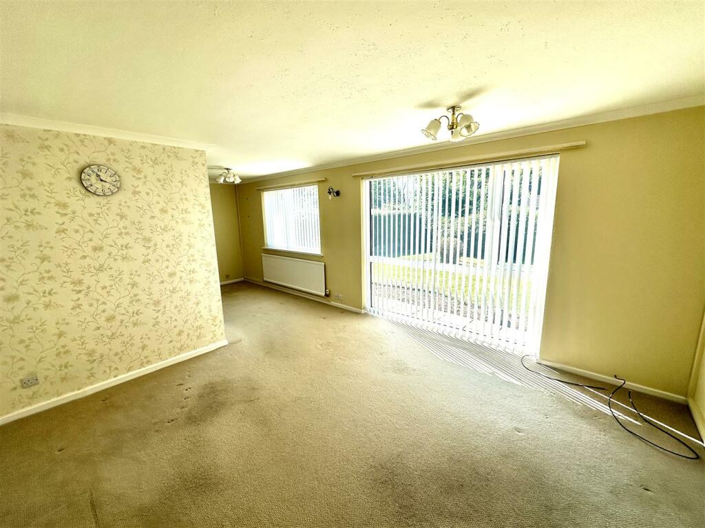 LIVING/DINING ROOM