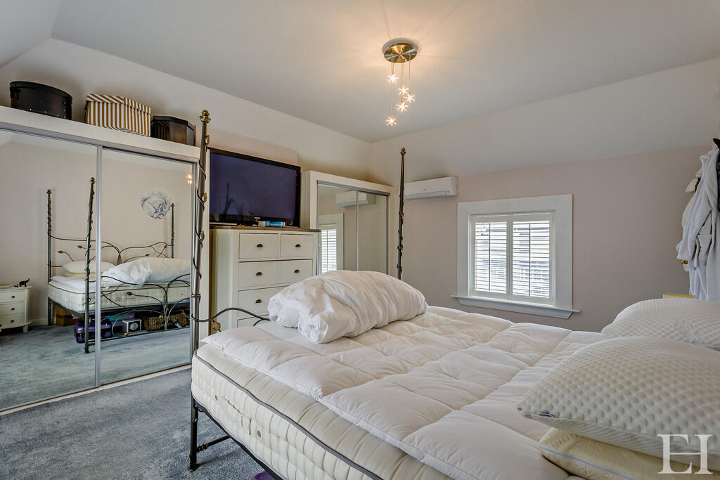 8646487-interiorW...