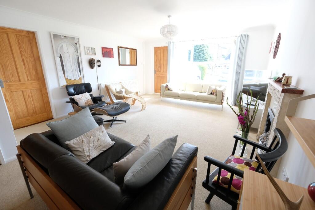 SITTING/DINING ROOM