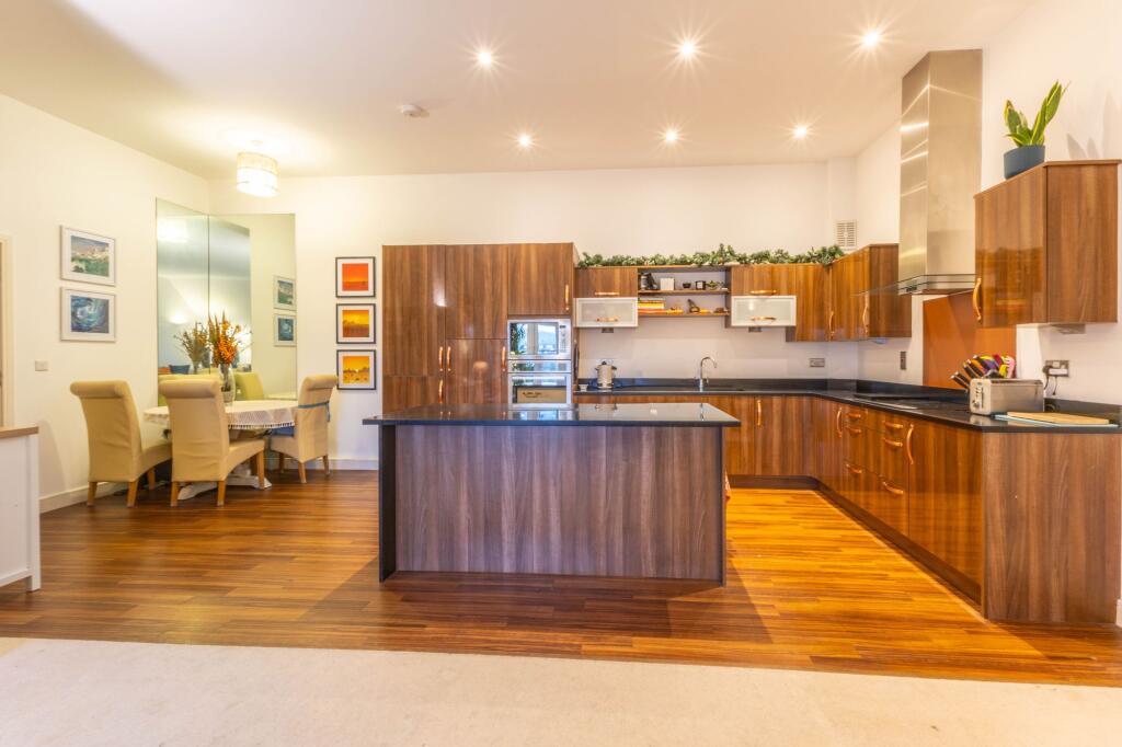 KITCHEN / LIVING ROOM