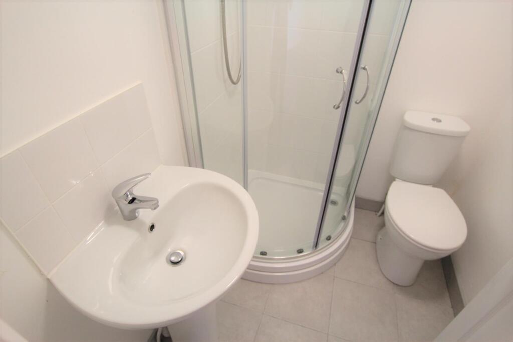 Room 4 bathroom.JPG