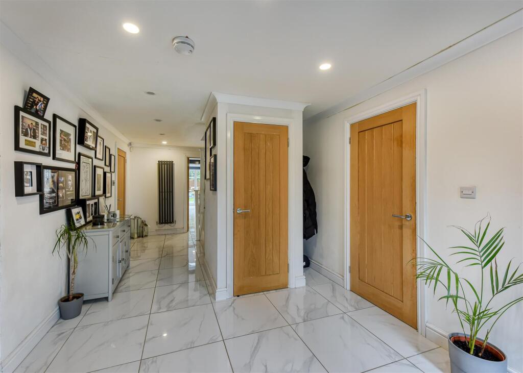 21 Walnut Drive-hall3.jpg