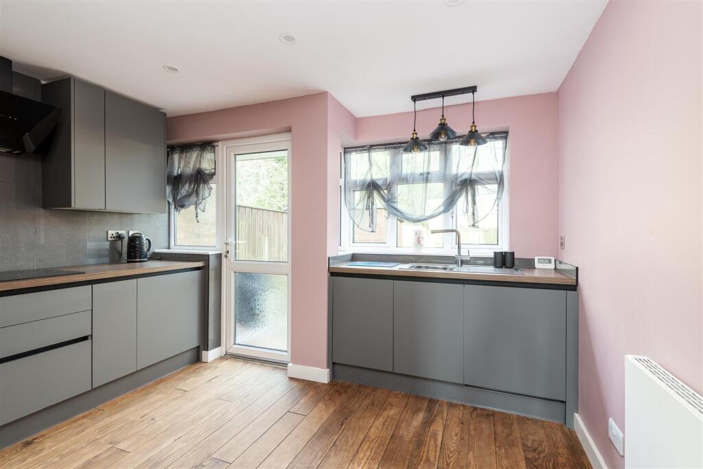 33 Lambeth Close kitchen2.jpg