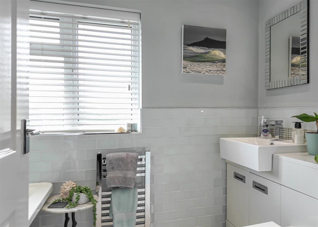 24 Queens Gardens-bathroom1.jpg