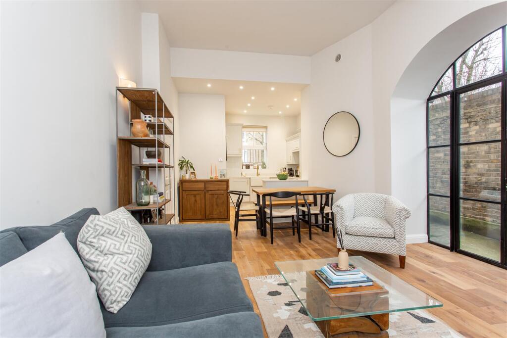 Open plan kitchen/reception