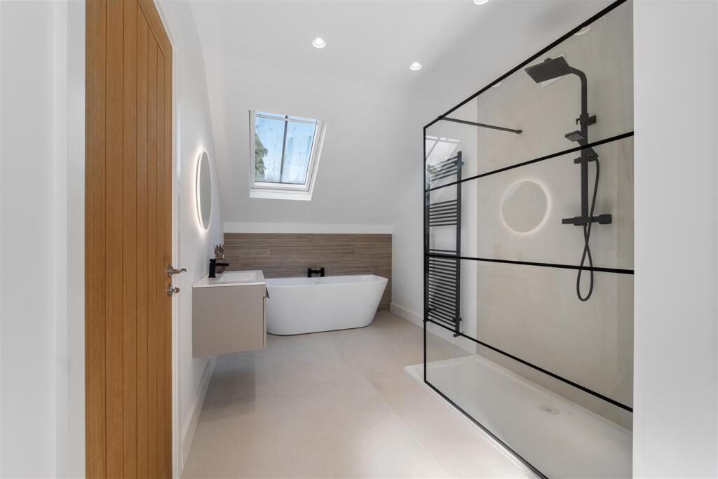 ENSUITE BATH/SHOWER ROOM