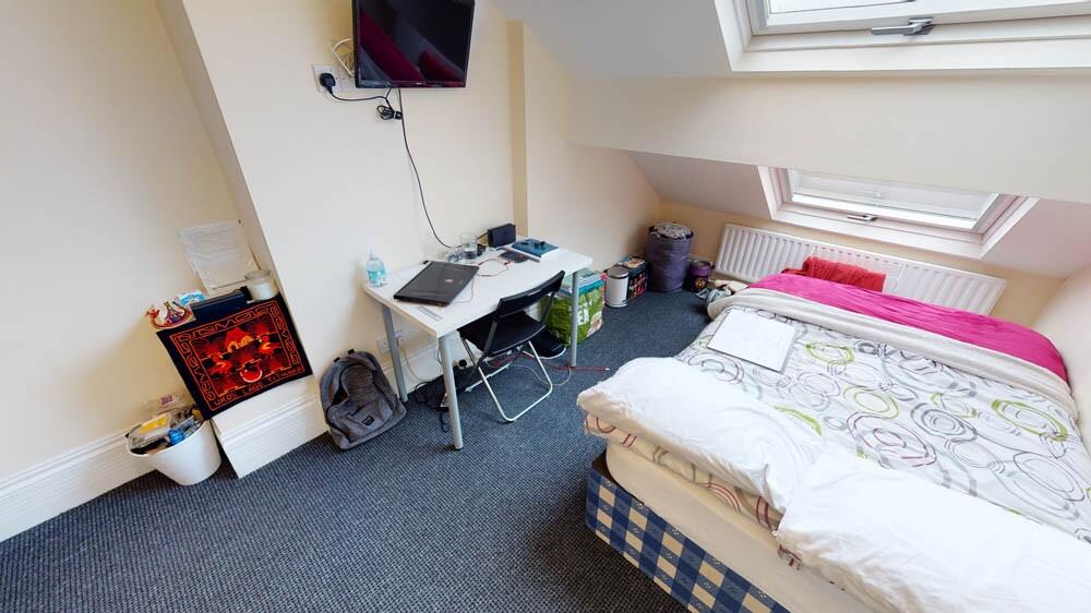 Bright, neatly presented double bedroom with sl...