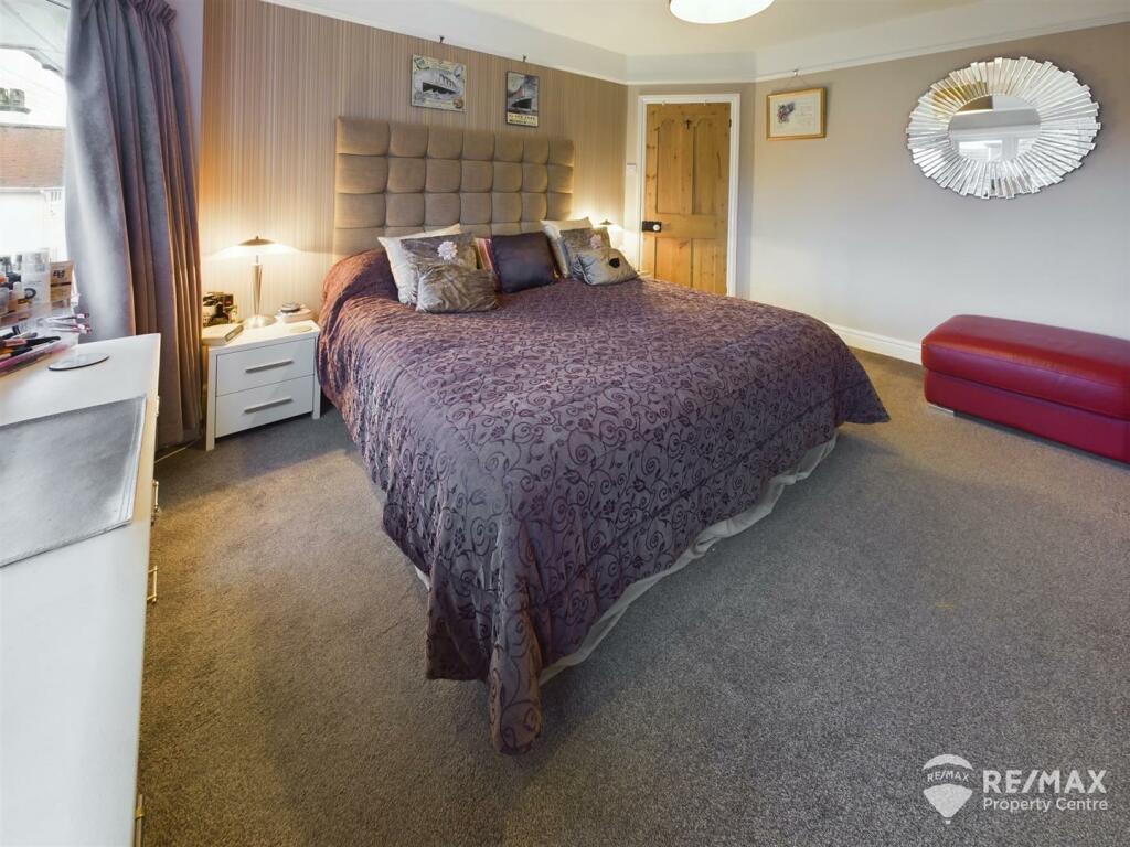 Bedroom 1 (3).jpg