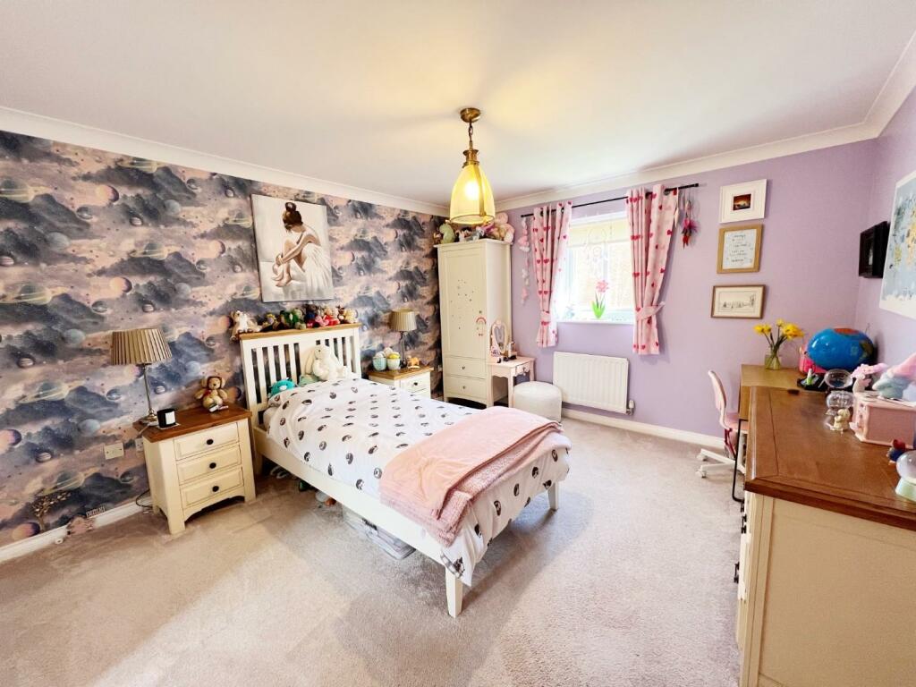 Bedroom 1 pic 1.jpg