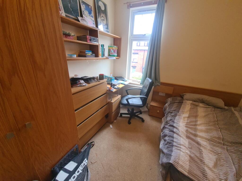 Cozy single bedroom featuring a comfortable sin...