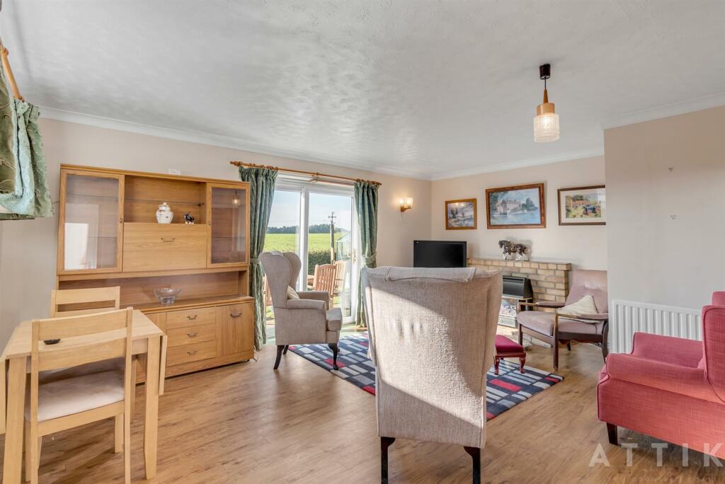 11 Kennedy Close Halesworth IP19 8EG (20).jpg