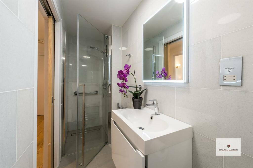 Bathroom 2.jpg