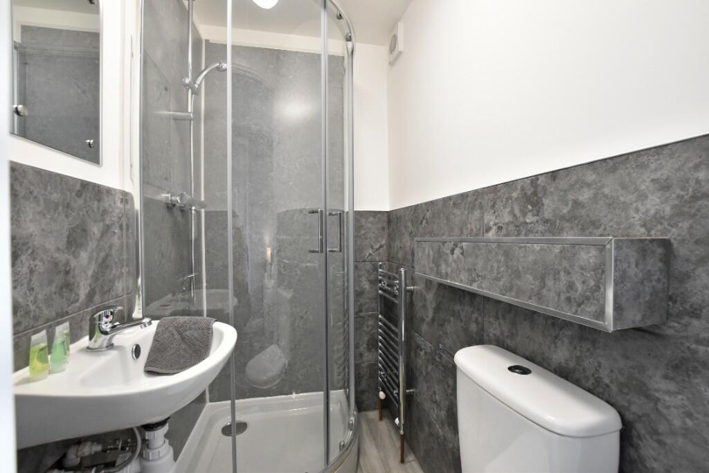 Bedroom 4 ensuite