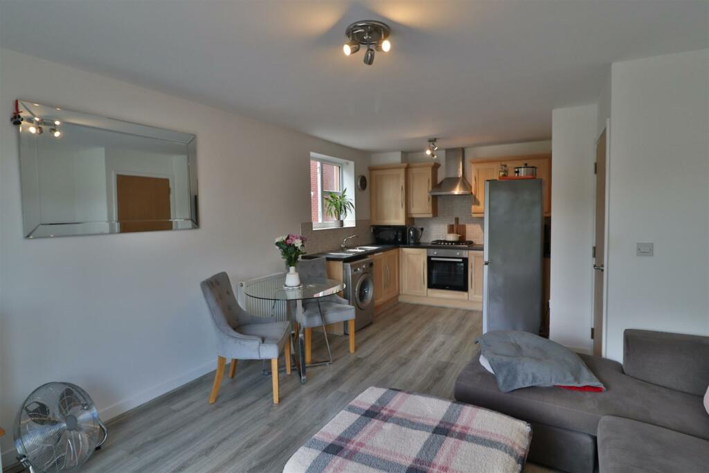 OPEN PLAN LOUNGE/DINING/KITCHEN
