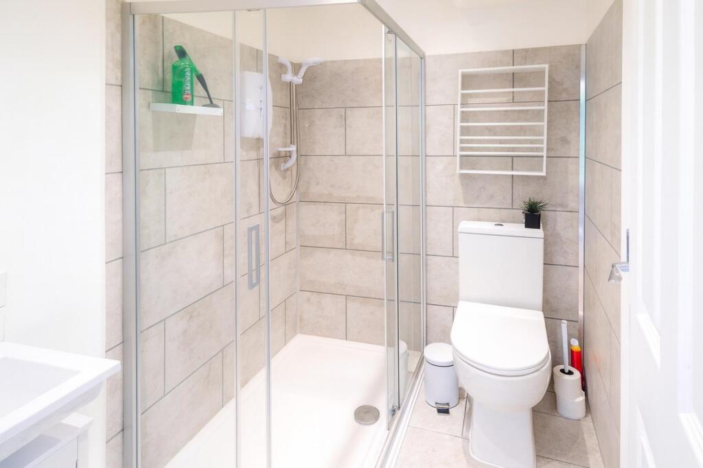 modern_bathroom_walkin_marketing