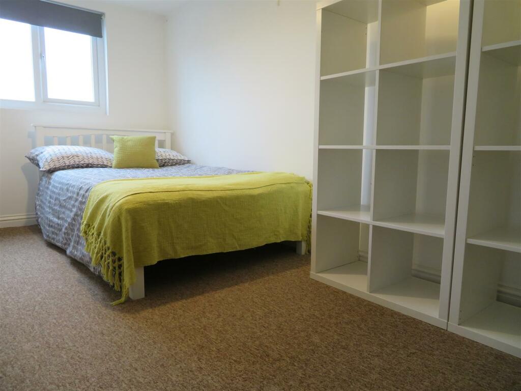61 Sutherland Bed6.JPG