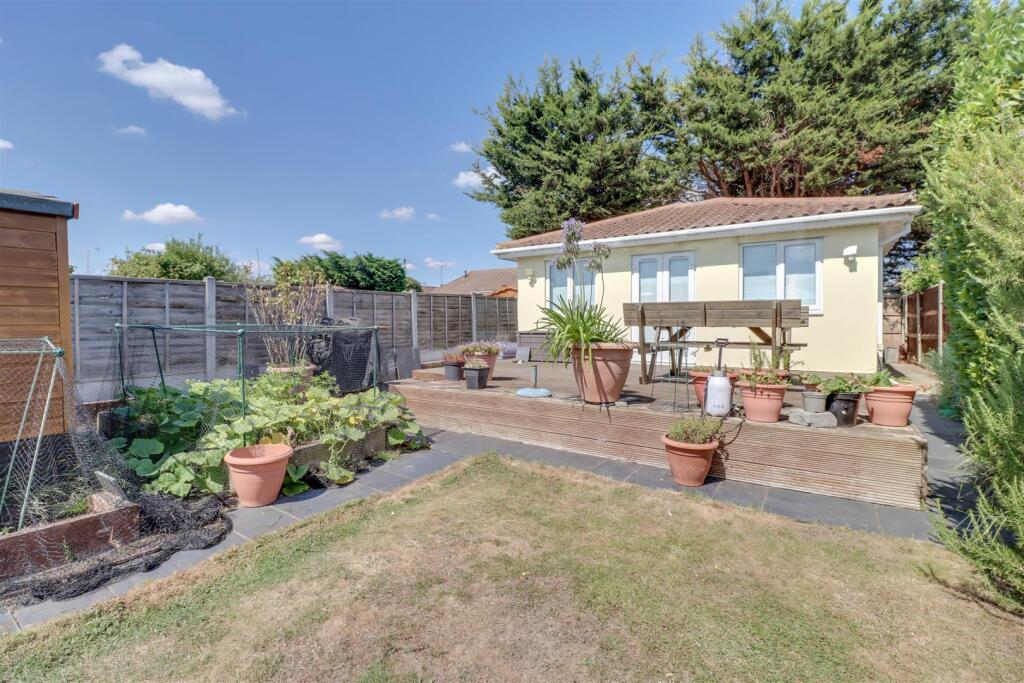 7 RETTENDON GARDENS WICKFORD-17.jpg