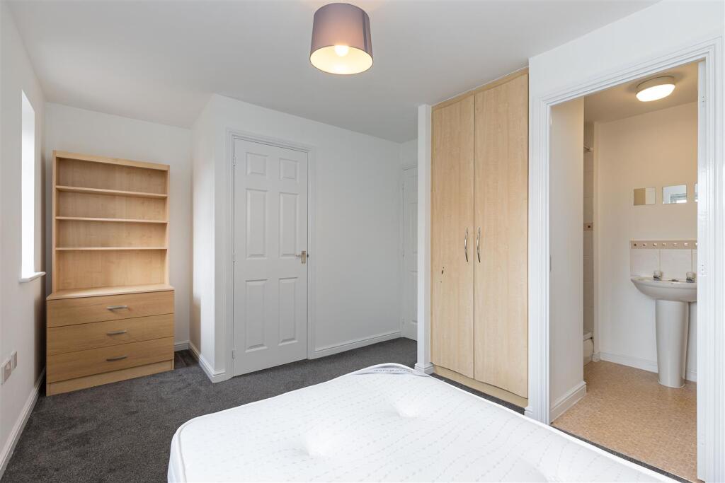 8 Waterlilly Close-3.jpg