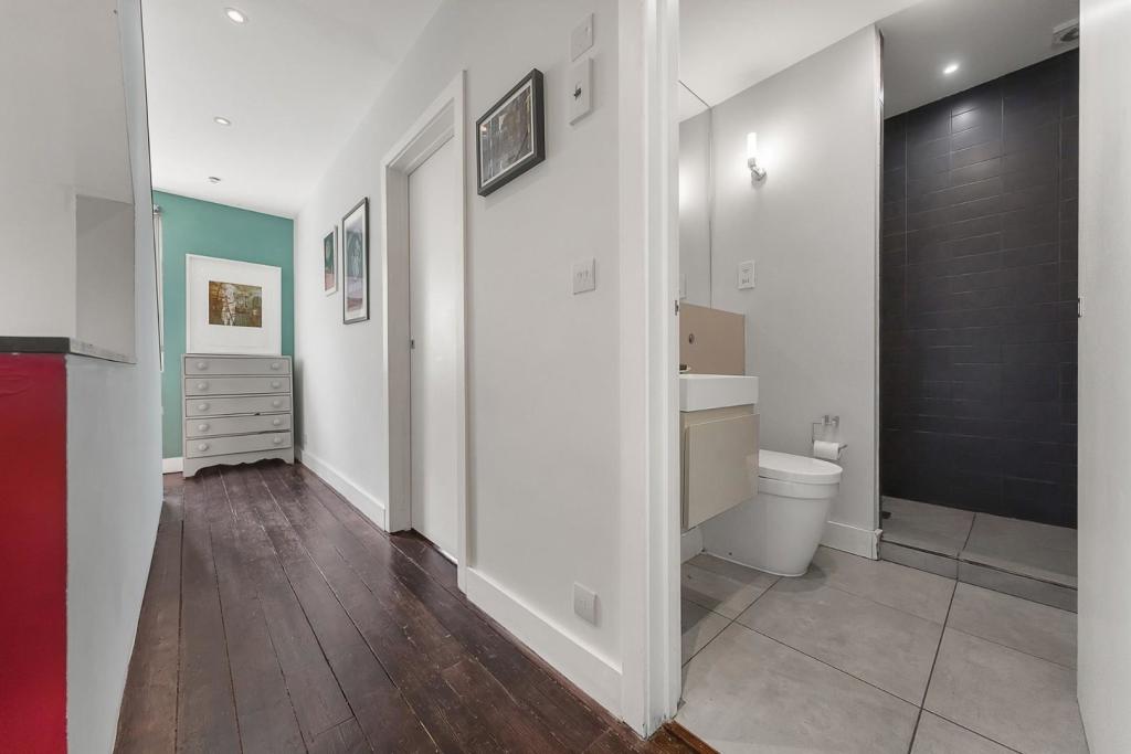 Hallway (2).jpg