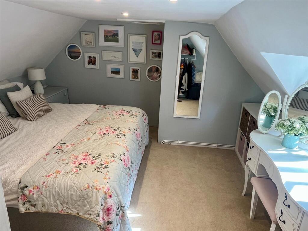 Wentworth bedroom 2.jpg