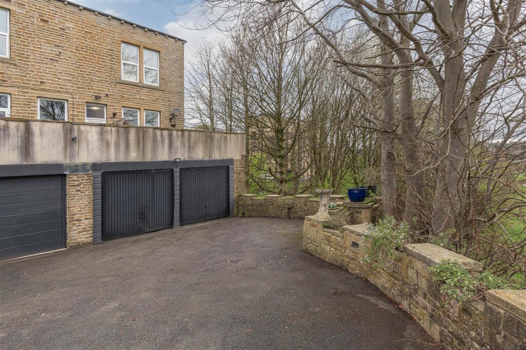 38 - 181 Stainland Road HX4 9AJ.jpg
