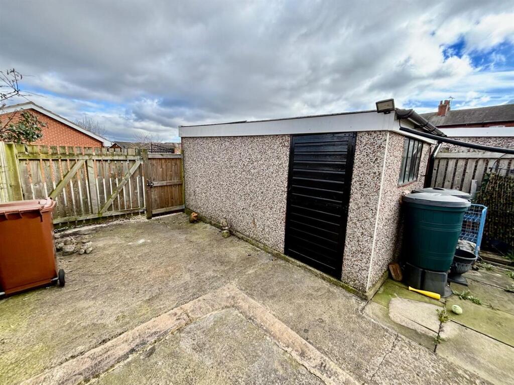 Off Street Parking / Single Garage: