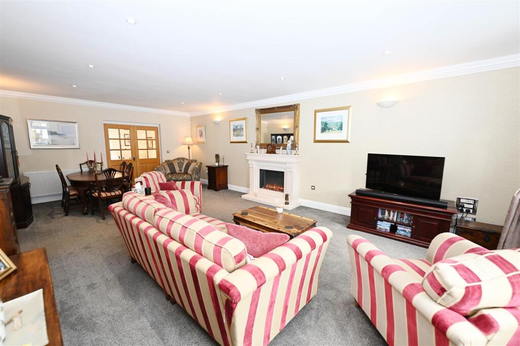 Huge SITTING ROOM