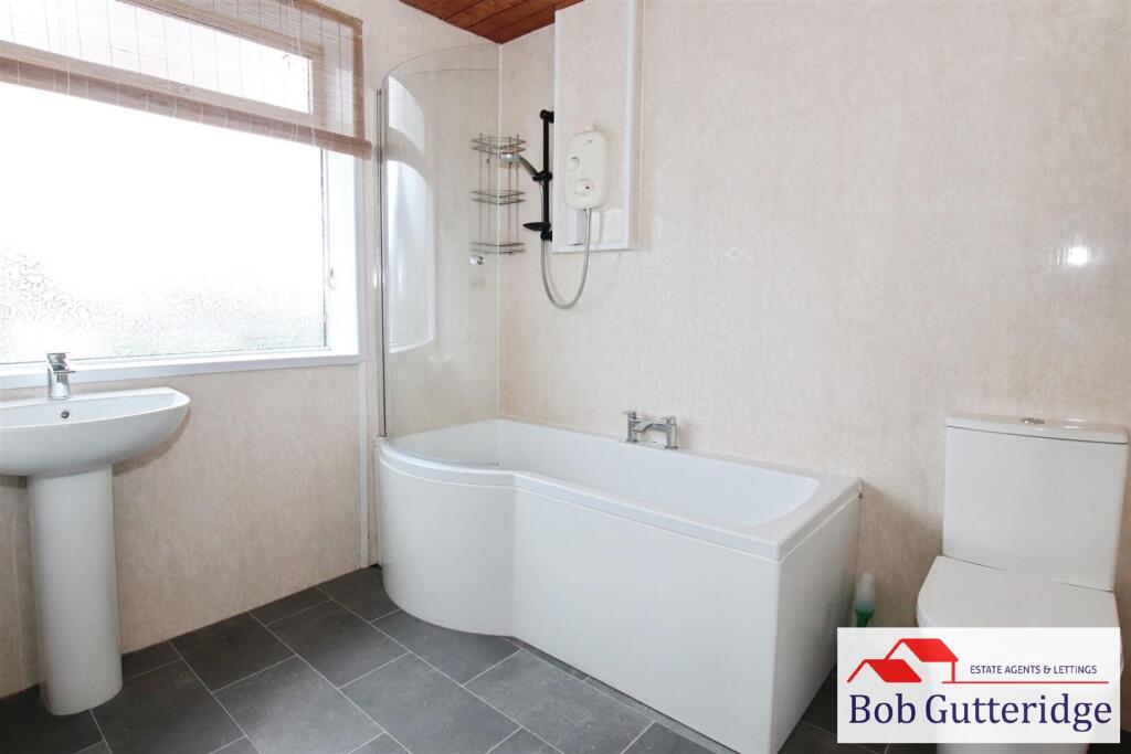 FIRST FLOOR BATHROOM