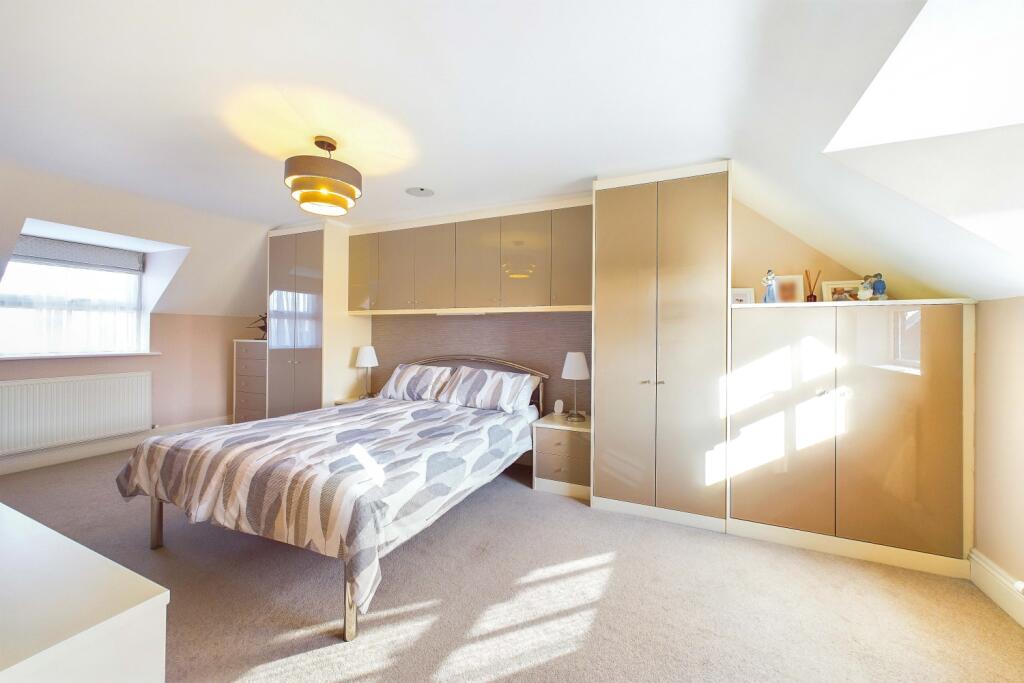 CAM03162G0-PR0214-STILL031