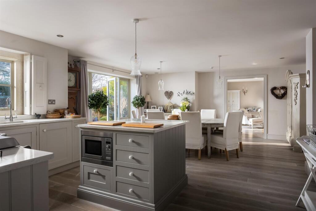 33 - Dovecote Cottage - GL7 5NG - Web.jpg