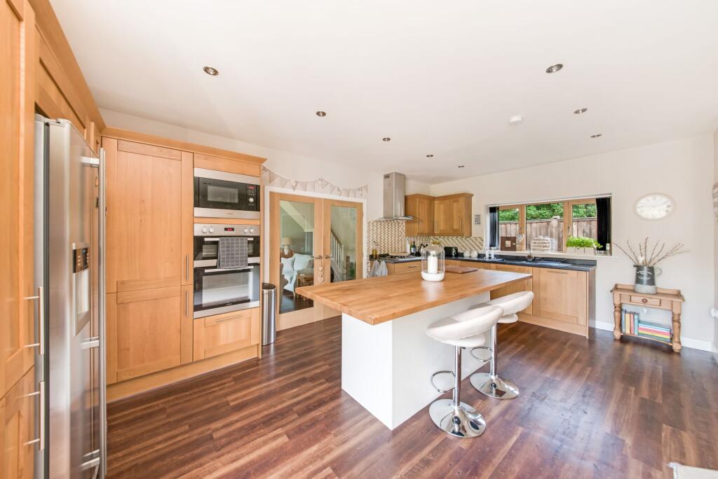 OPEN-PLAN DINING KITCHEN AND FAMILY ROOM