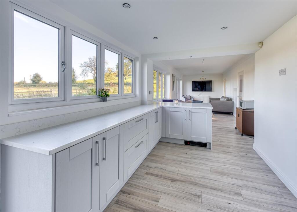 Oaklands Farm-kitchen4.jpg