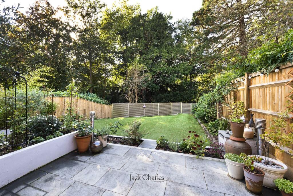 2 Oakhurst Park Gardens, TN11 8BF 018.jpg