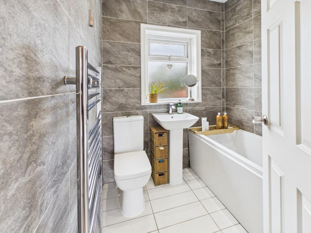 CAM04233G0-PR0029-STILL023