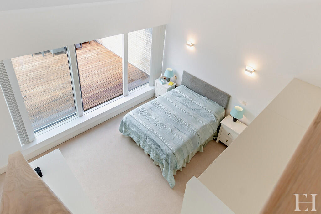 8646083-interiorW...