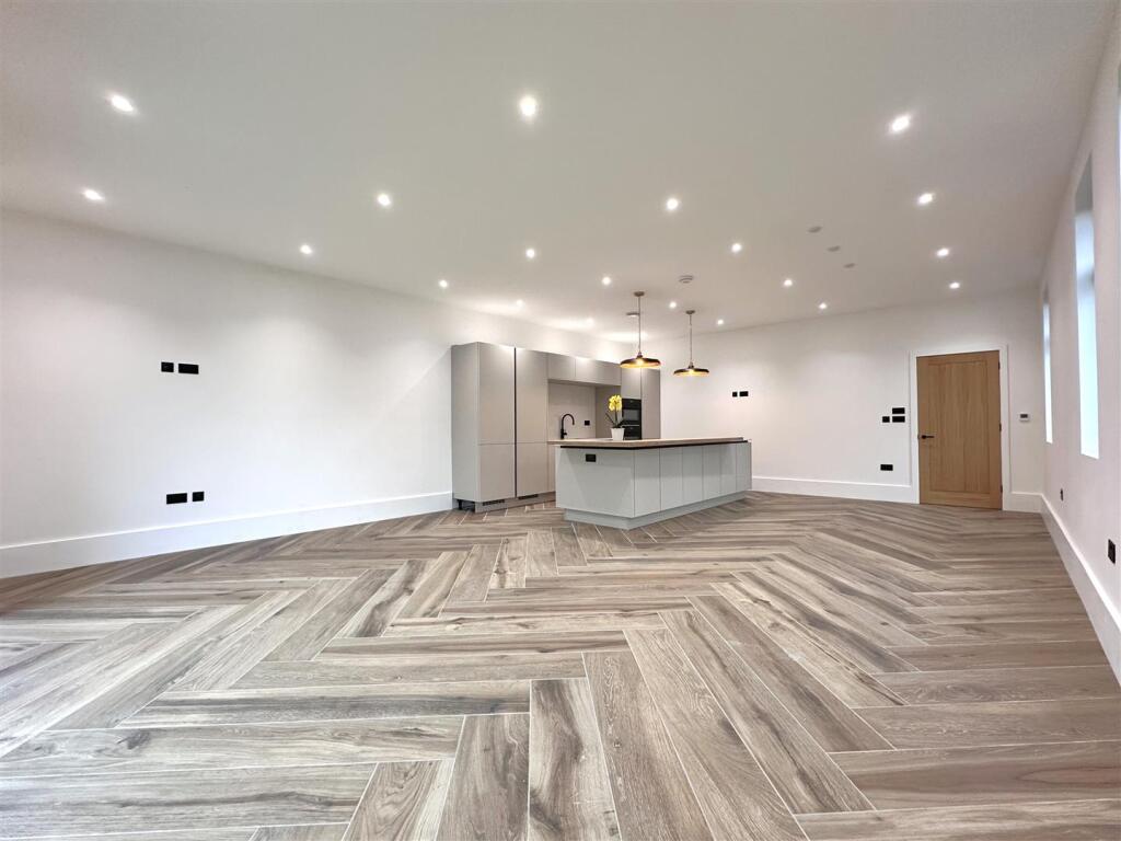 Substantial OPEN-PLAN Living/Kitchen 586