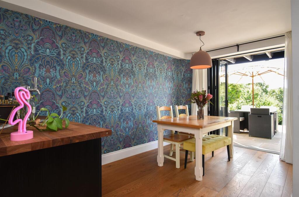 Open plan living &amp; kitchen