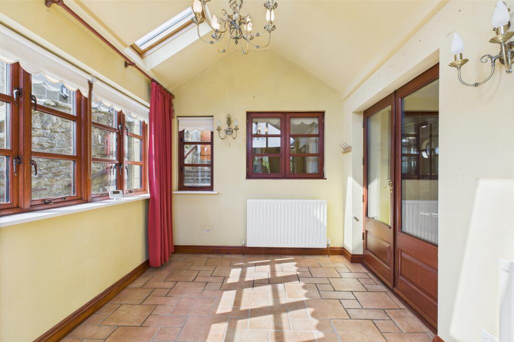 CAM04201G0-PR0080-STILL009