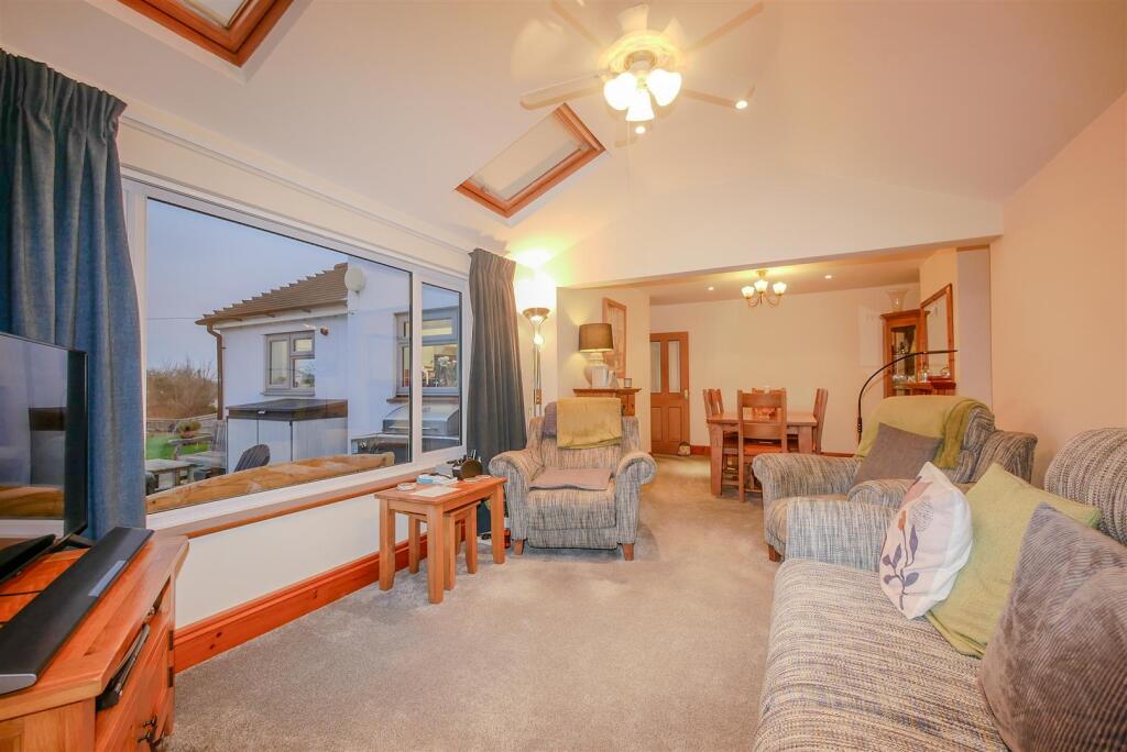 LIVING/DINING ROOM