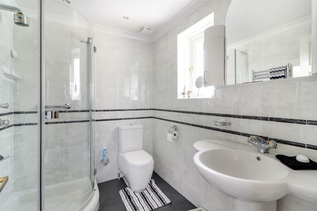 Master En Suite.jpg