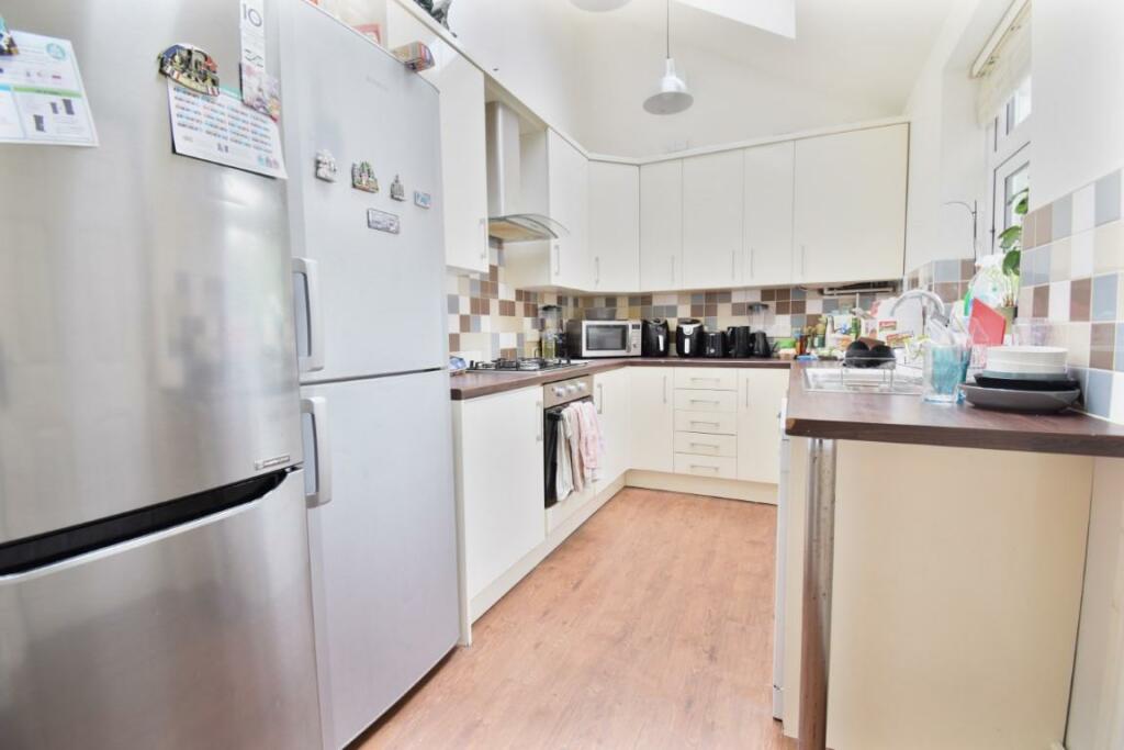 Kitchen (Medium).jpg
