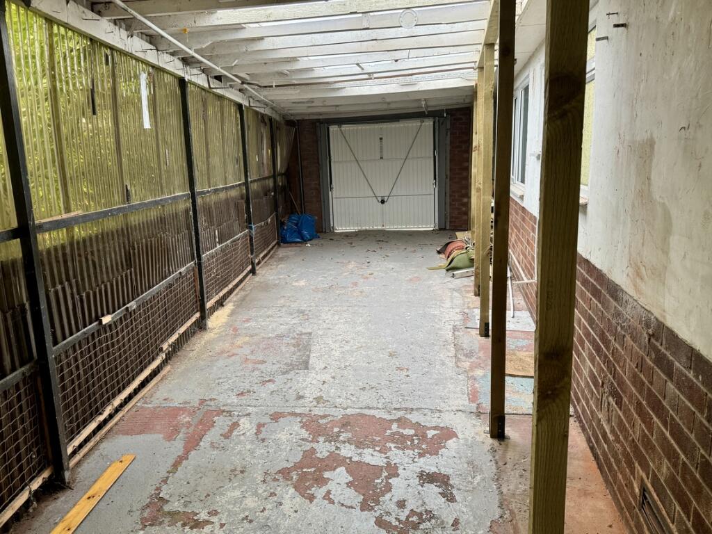 Covered side area