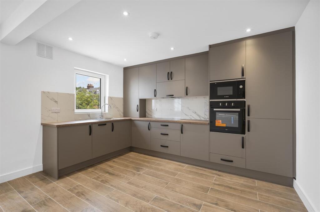 Flat 1, 80 Durham Road,2.jpg