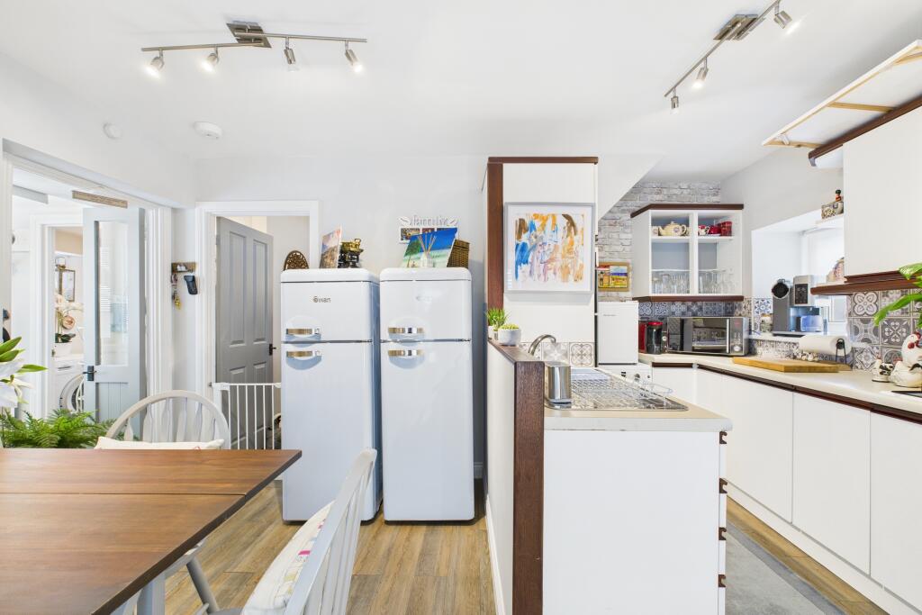 CAM04201G0-PR0125-STILL022