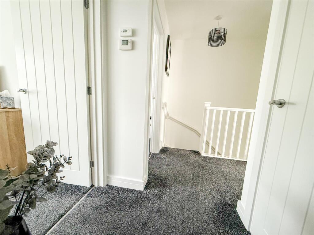 FIRST FLOOR LANDING
