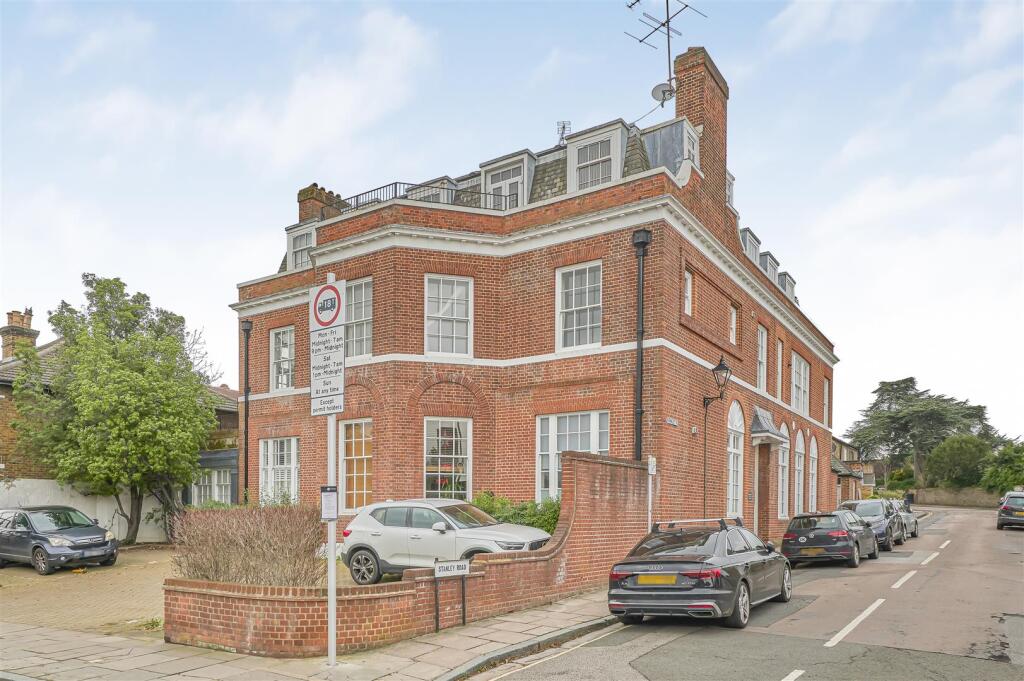 James_Anderson_-_Harvey_Court_Upper_Richmond_Road_